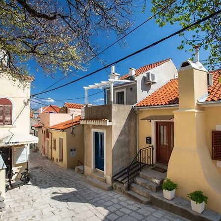 Апартаменты Little House In Baska Экстерьер фото