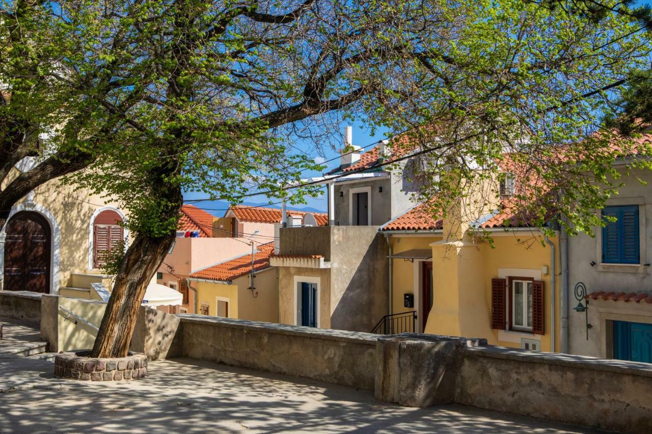 Апартаменты Little House In Baska Экстерьер фото