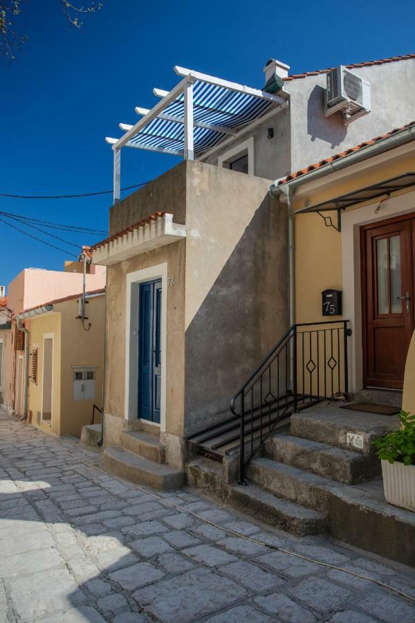 Апартаменты Little House In Baska Экстерьер фото